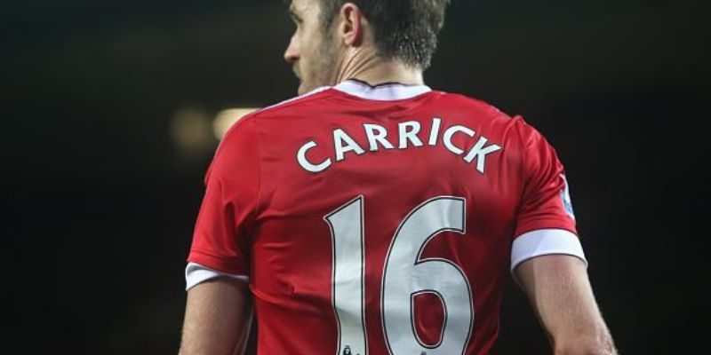 Michael Carrick cầu thủ áo 16 với lối chơi mạnh mẽ, linh hoạt 